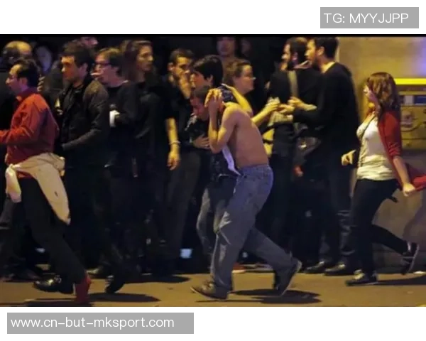 巴黎球迷打出巨型tifo,吊唁2015年恐怖袭击事情的遇难者 巴黎球迷打出巨型tifo,吊唁2015年恐怖袭击事情的遇难者